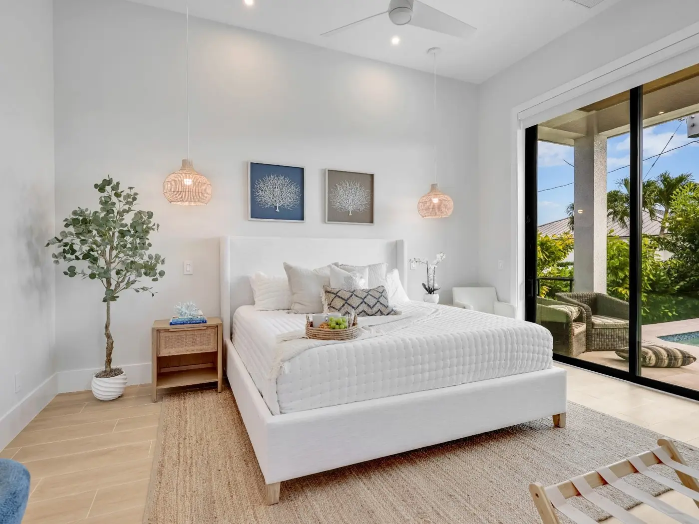 Dormitorio con cama king y salida al exterior