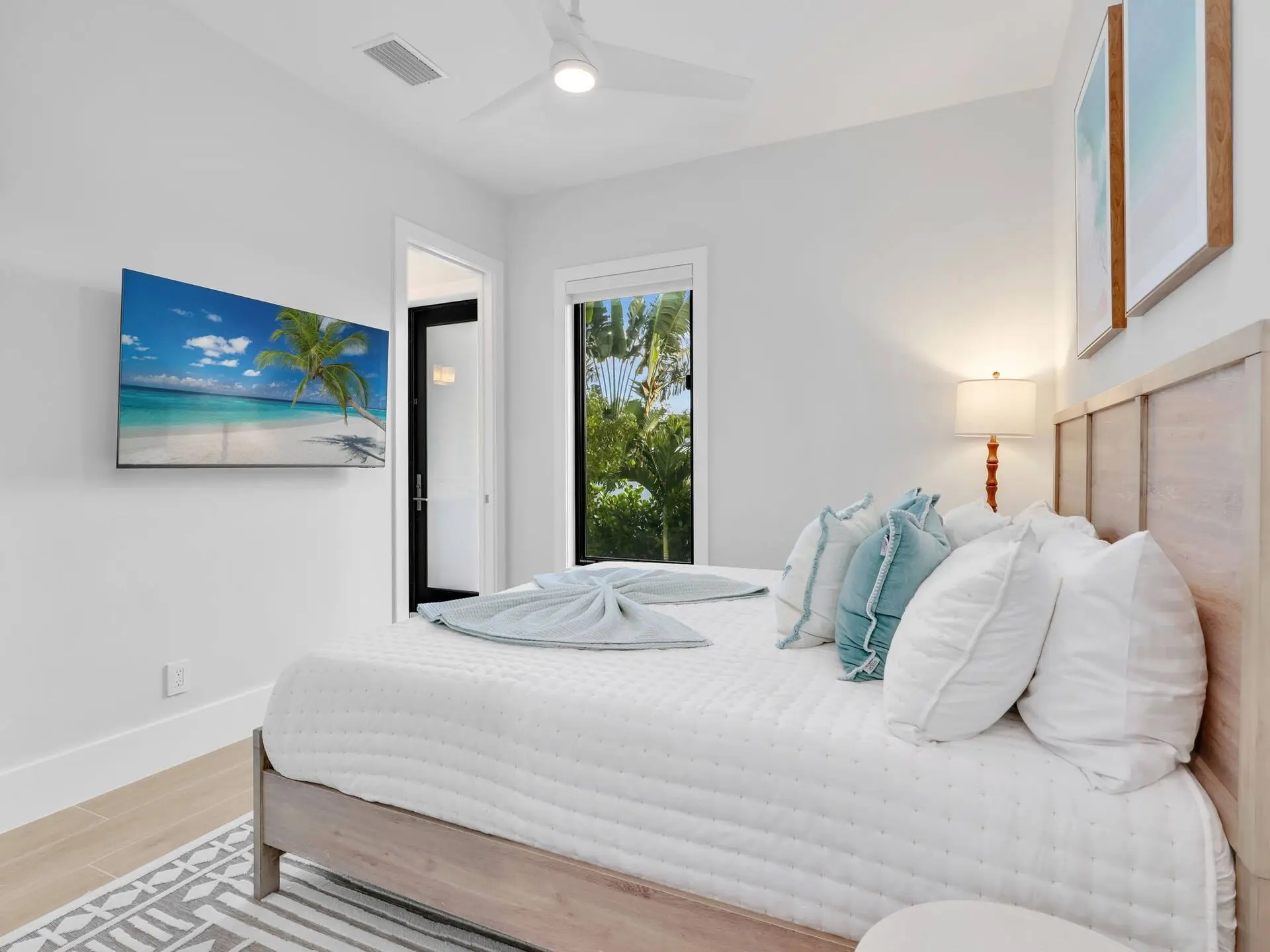 Dormitorio con detalles azules