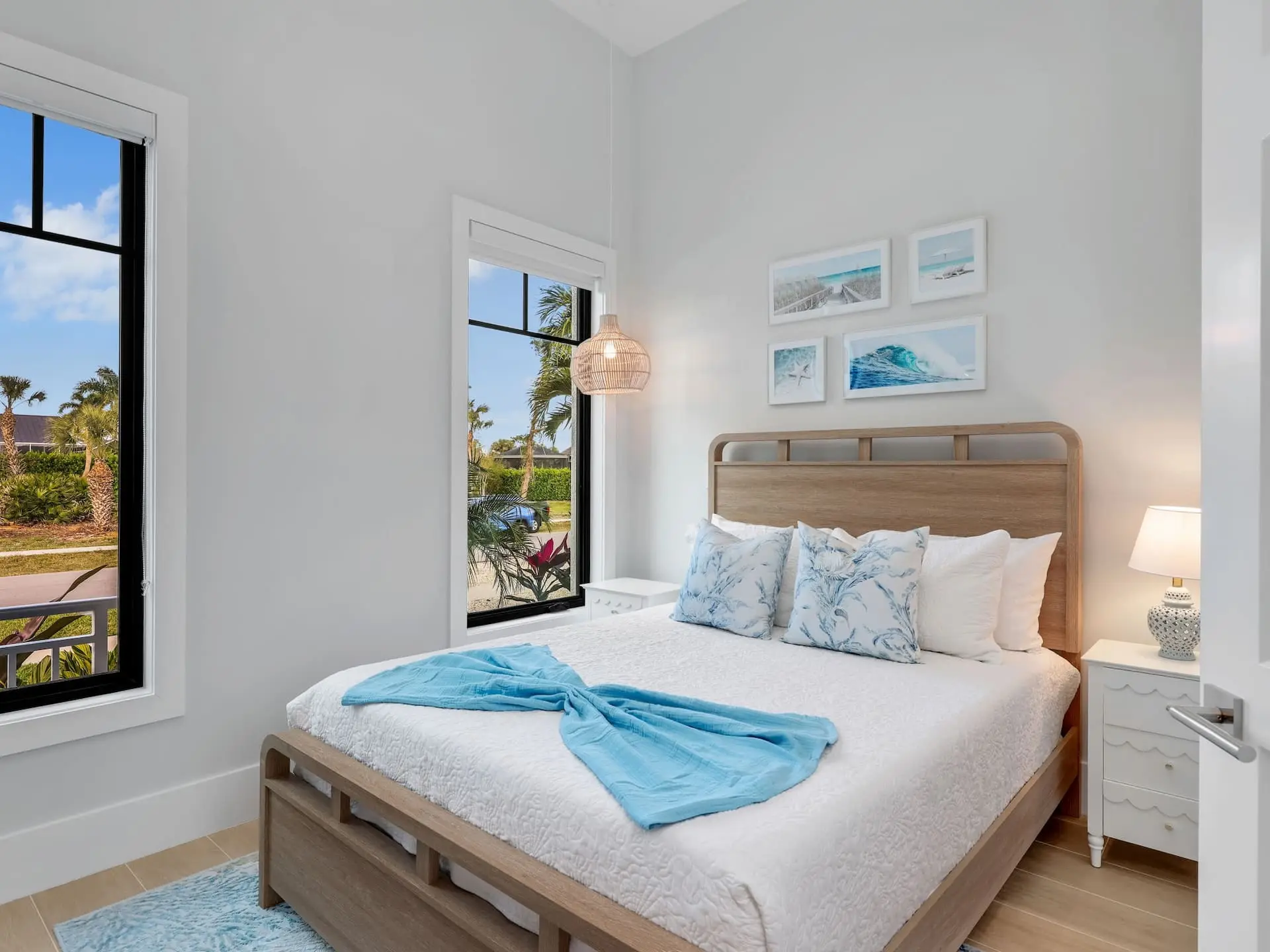 Dormitorio con ventanales