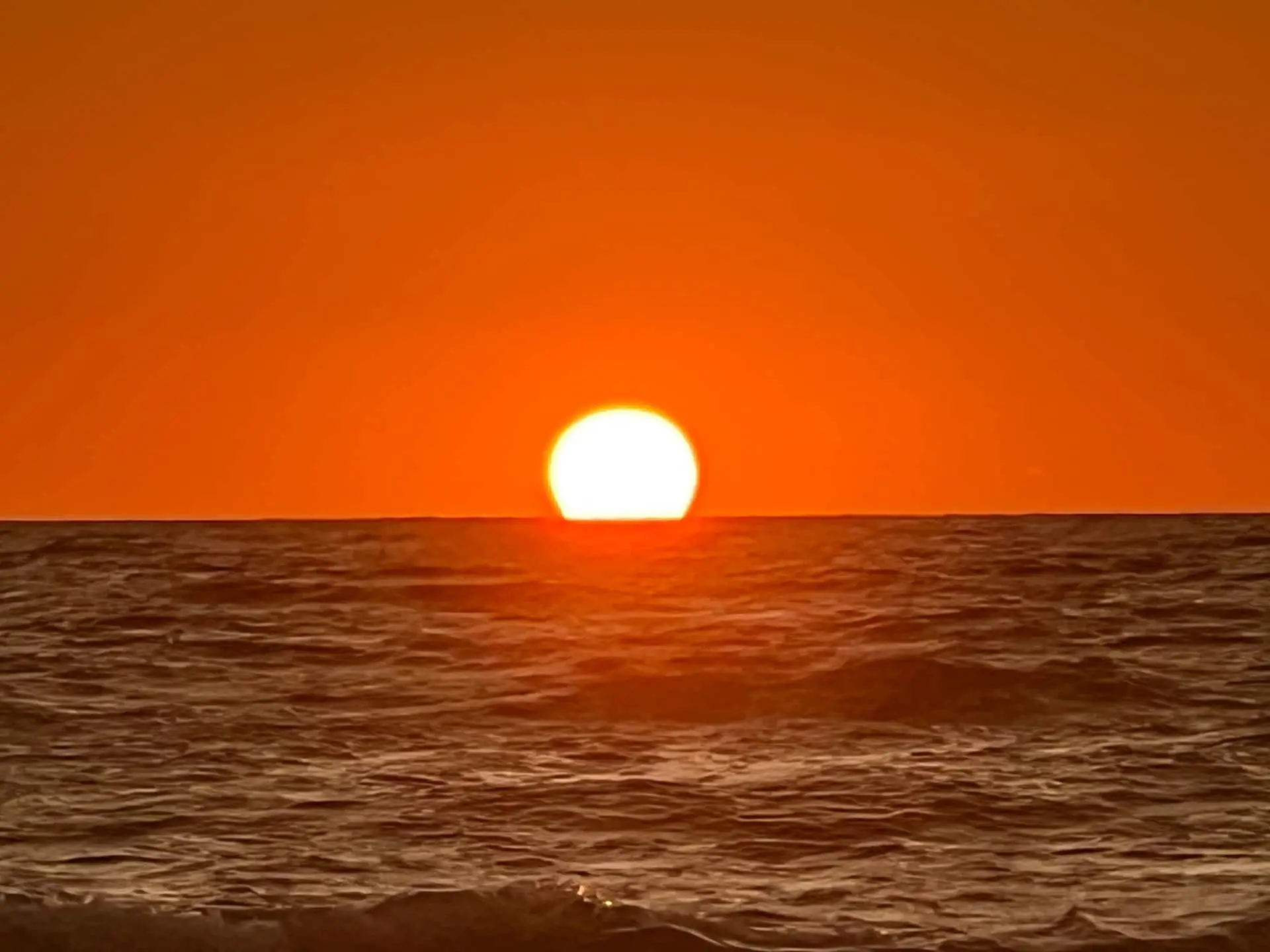 El sol poniéndose sobre el Golfo de México